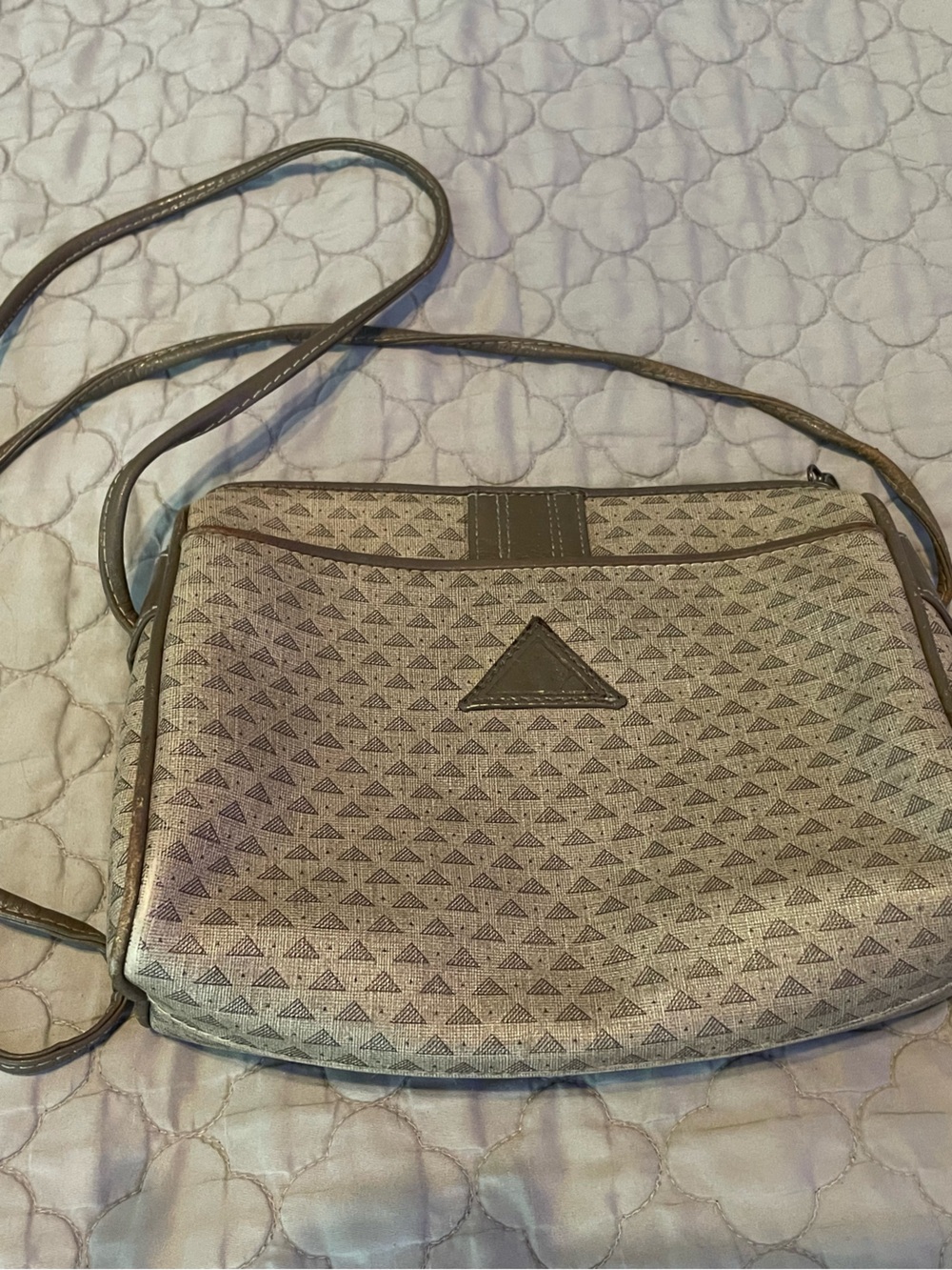 VTG Liz Claiborne Beige Crossbody Purse with front triangle logo. Circa 1984